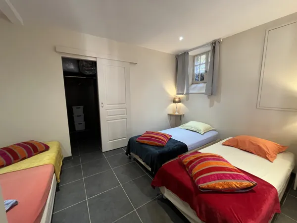 Chambre 3 personnes avec salle de douche et WC privatifs