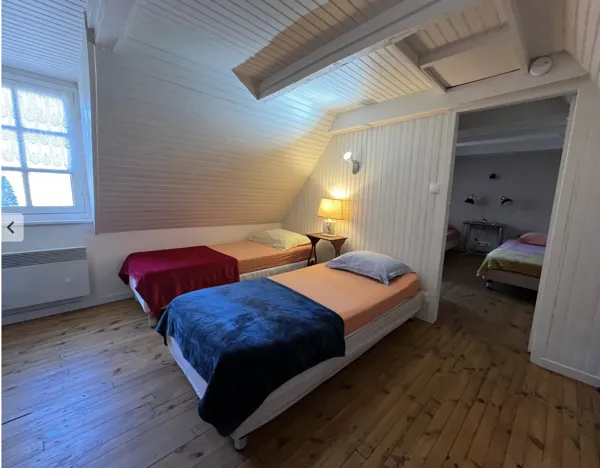 Chambre 4 personnes (2x2 lits simples séparés par cloison fermée par une porte) avec salle de douche et WC privatifs